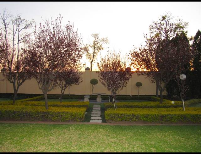1 BEDROOM APARTMENT TO LET IN PINESLOPES